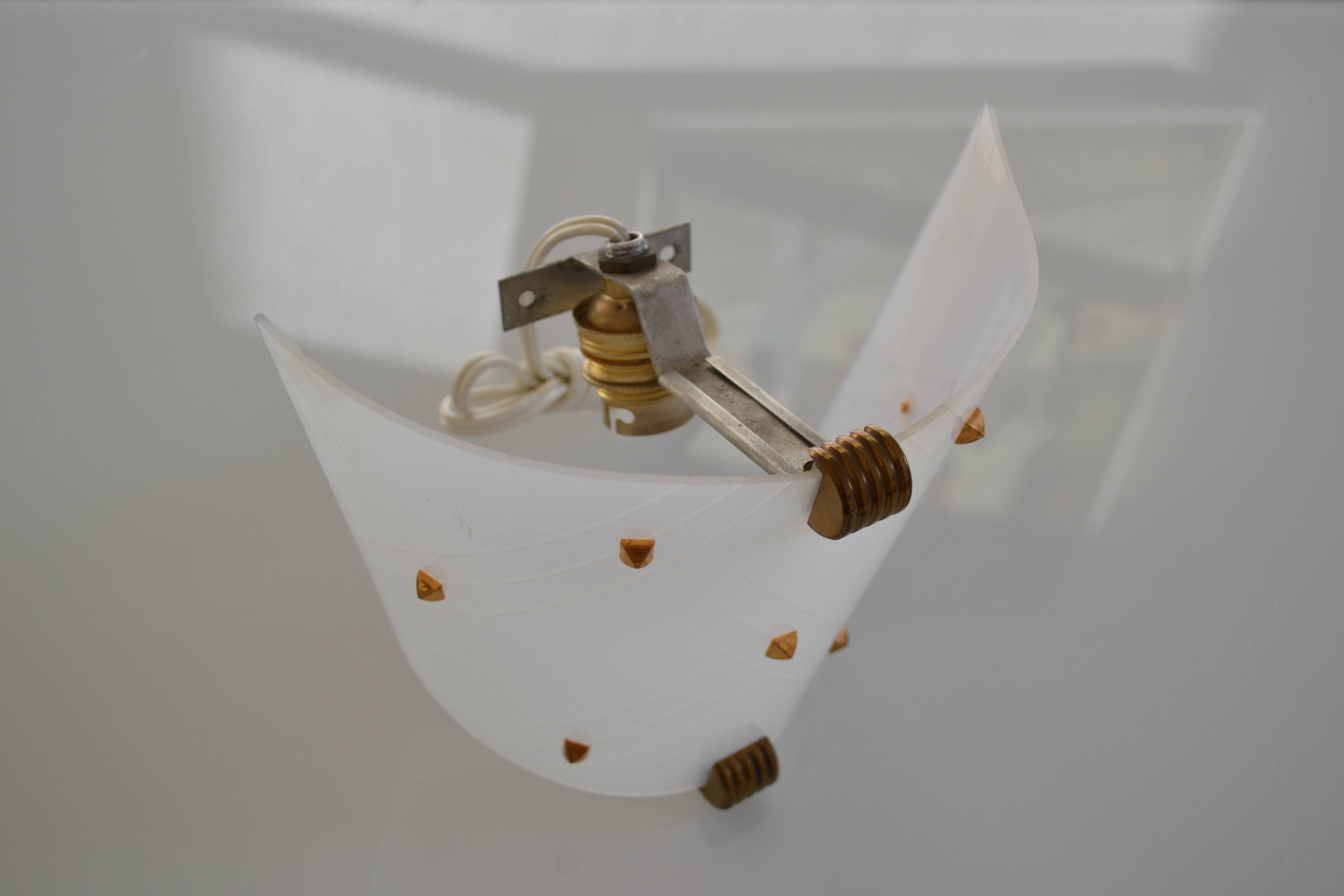 Vintage 1950 wall light in perspex and brass
