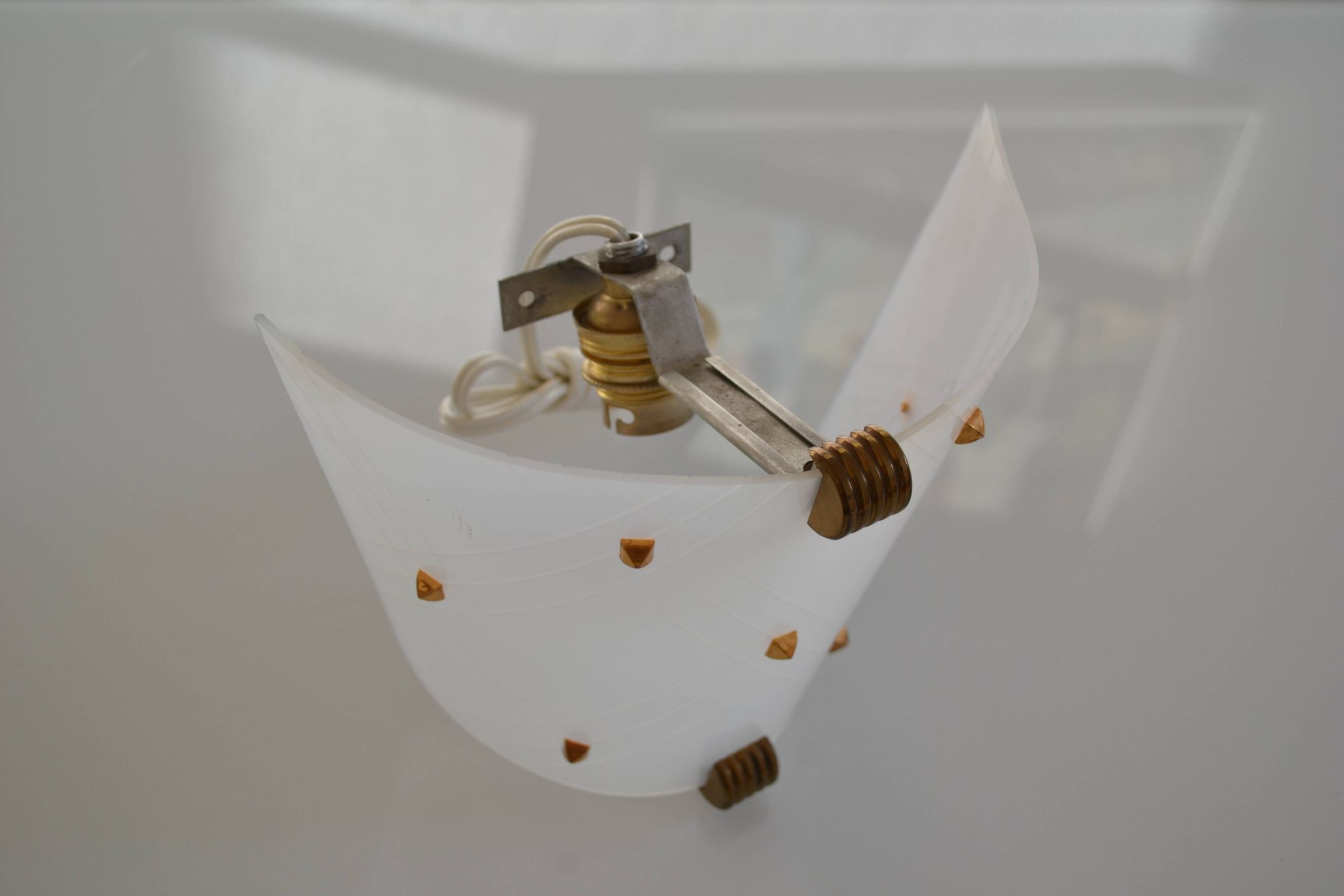 Vintage 1950 wall light in perspex and brass