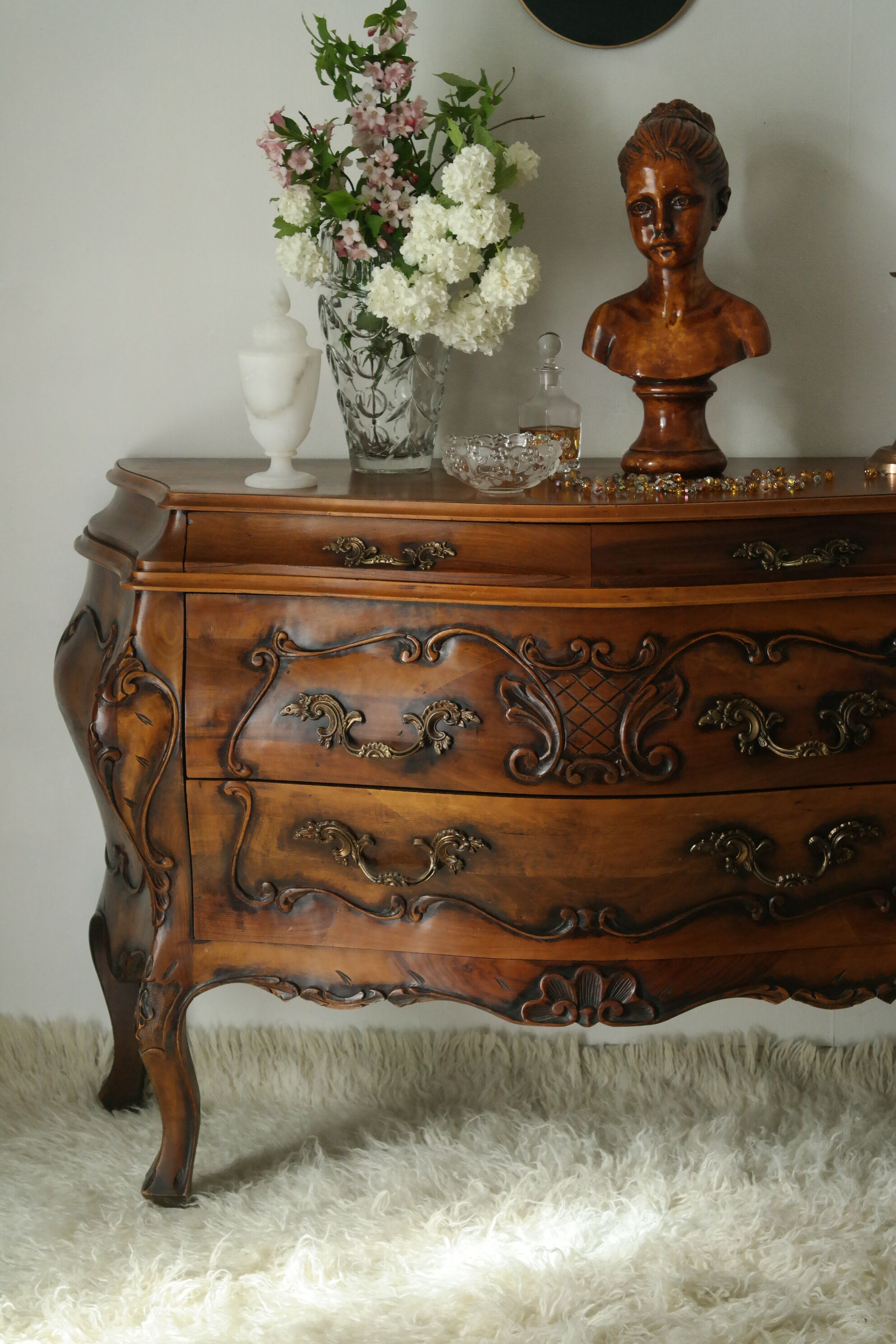 Louis XV style walnut tomb chest of drawers, 20th century