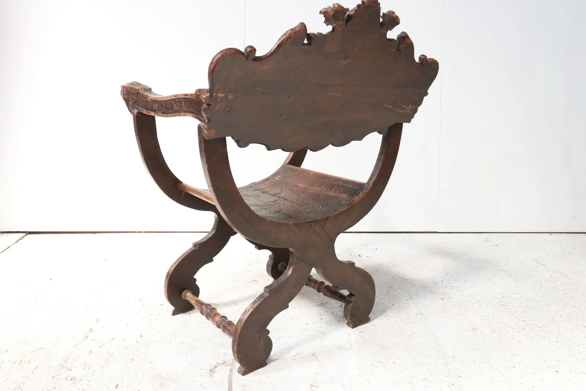 Dantesca armchair with lion heads and mascaron – neo-Renaissance, 19th c.