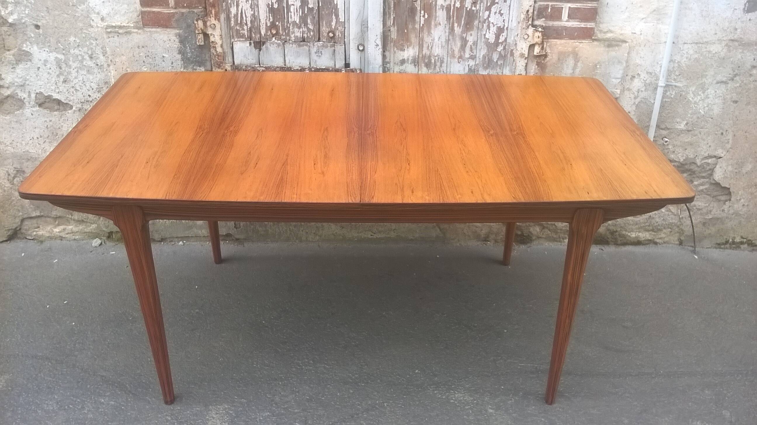 Extendable teak dining table