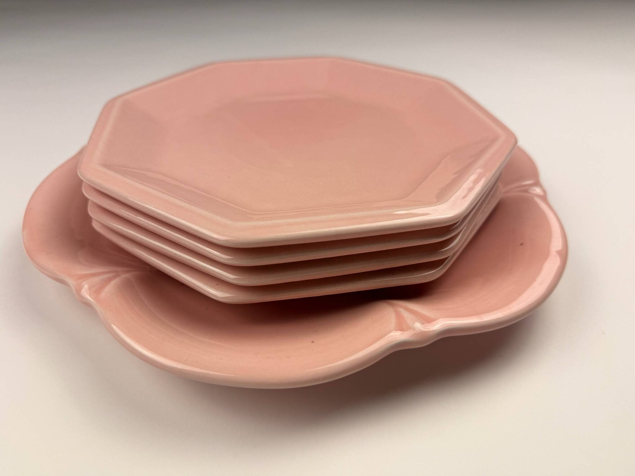 Set of 4 deep plates and 1 Tifanni dish.