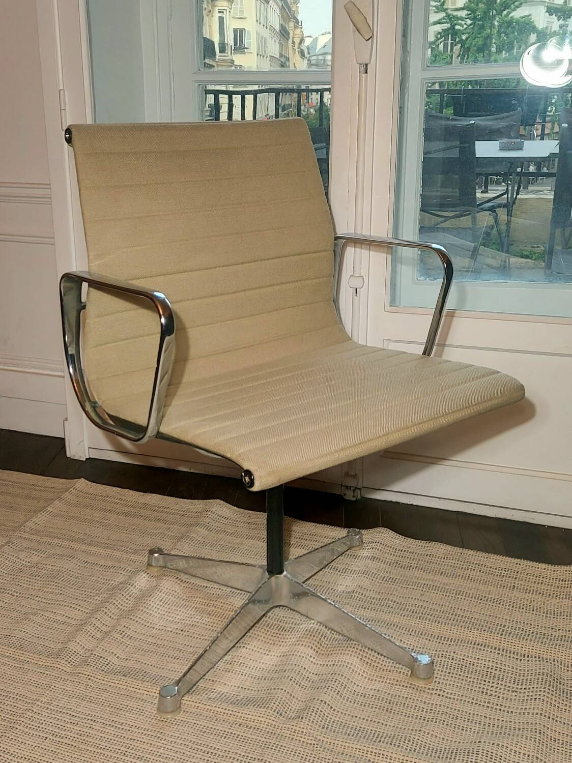 Good condition - EA 108 office chair in beige fabric and aluminum by Charles & Ray Eames for Herman Miller, signed - 1958
