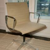 Good condition - EA 108 office chair in beige fabric and aluminum by Charles & Ray Eames for Herman Miller, signed - 1958