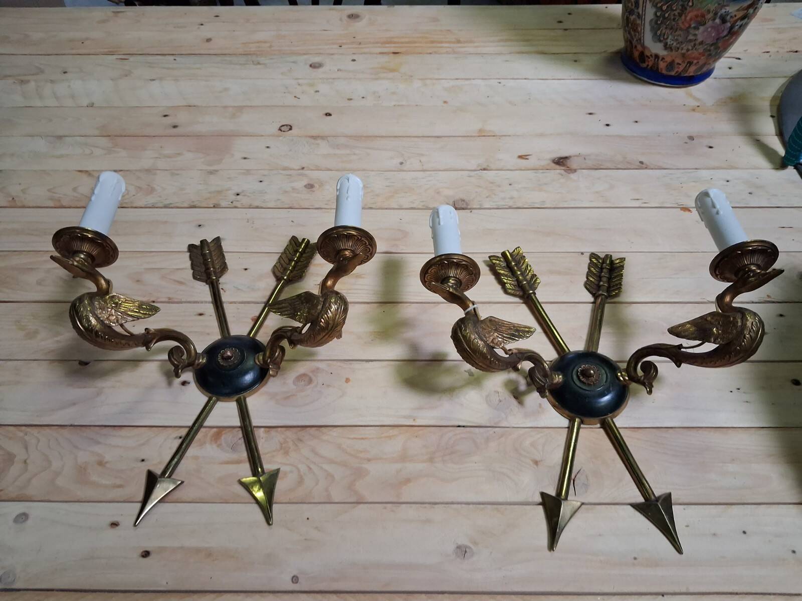 Paire d’appliques en bronze doré aux oiseaux et flèches