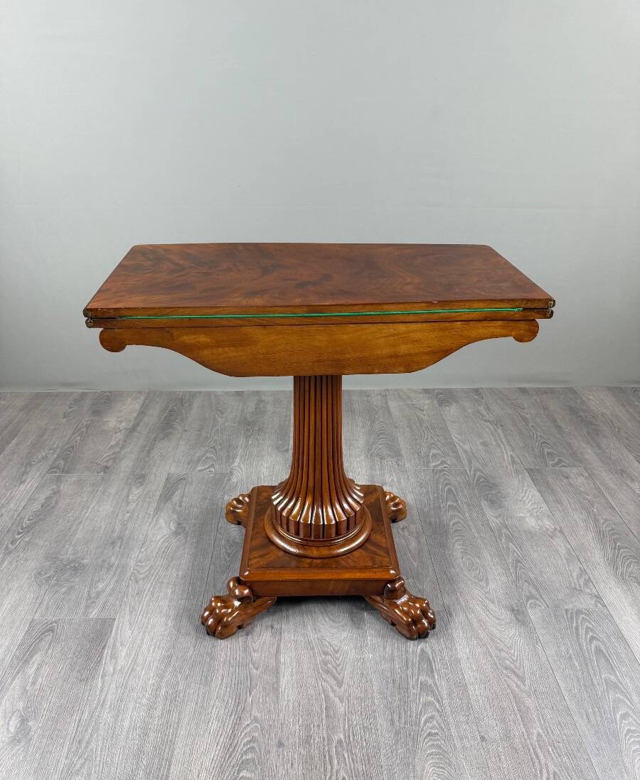 Table à jeux en acajou, XIXe siècle