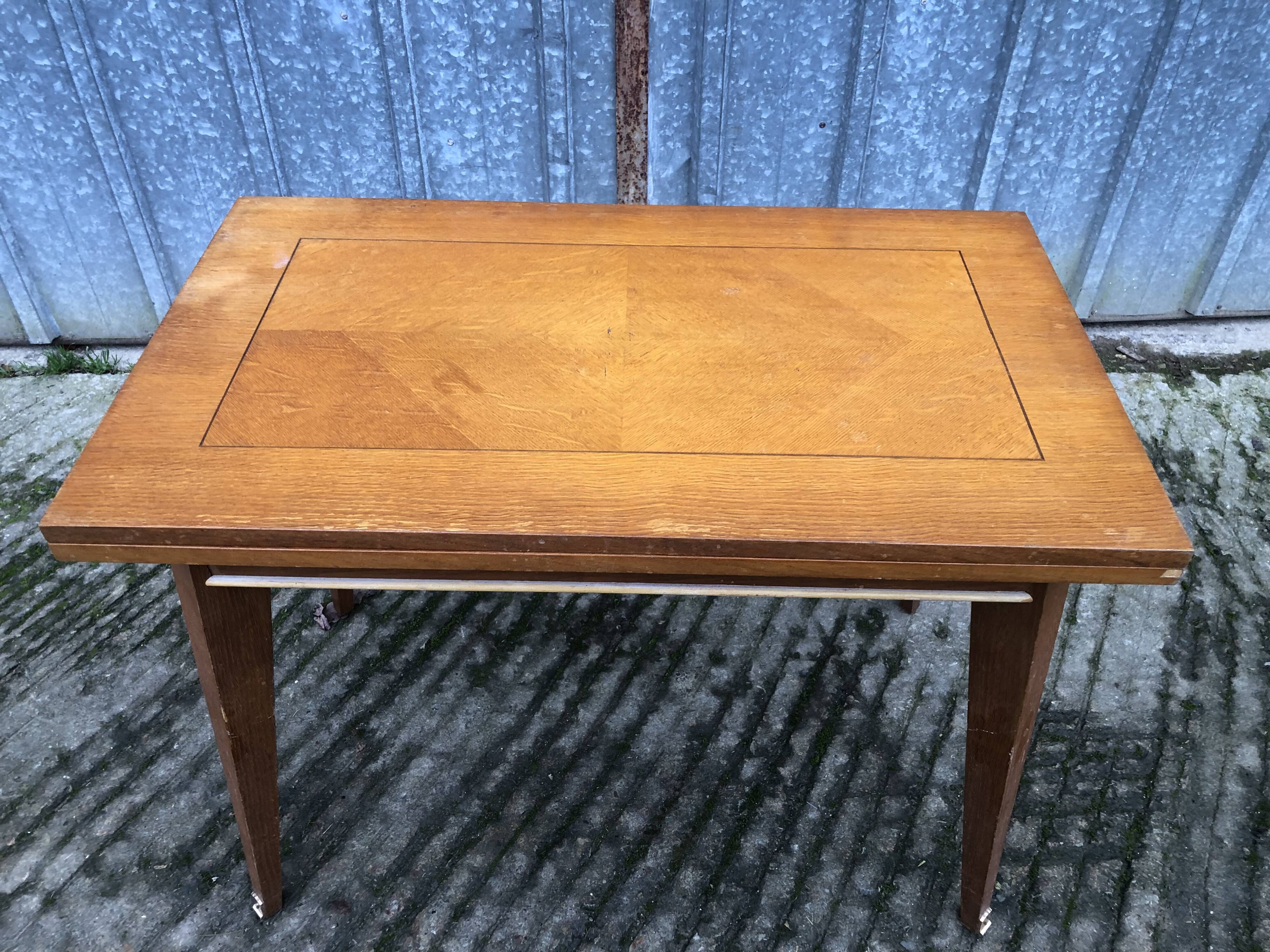 Table vintage portefeuille en chêne aux pieds compas.