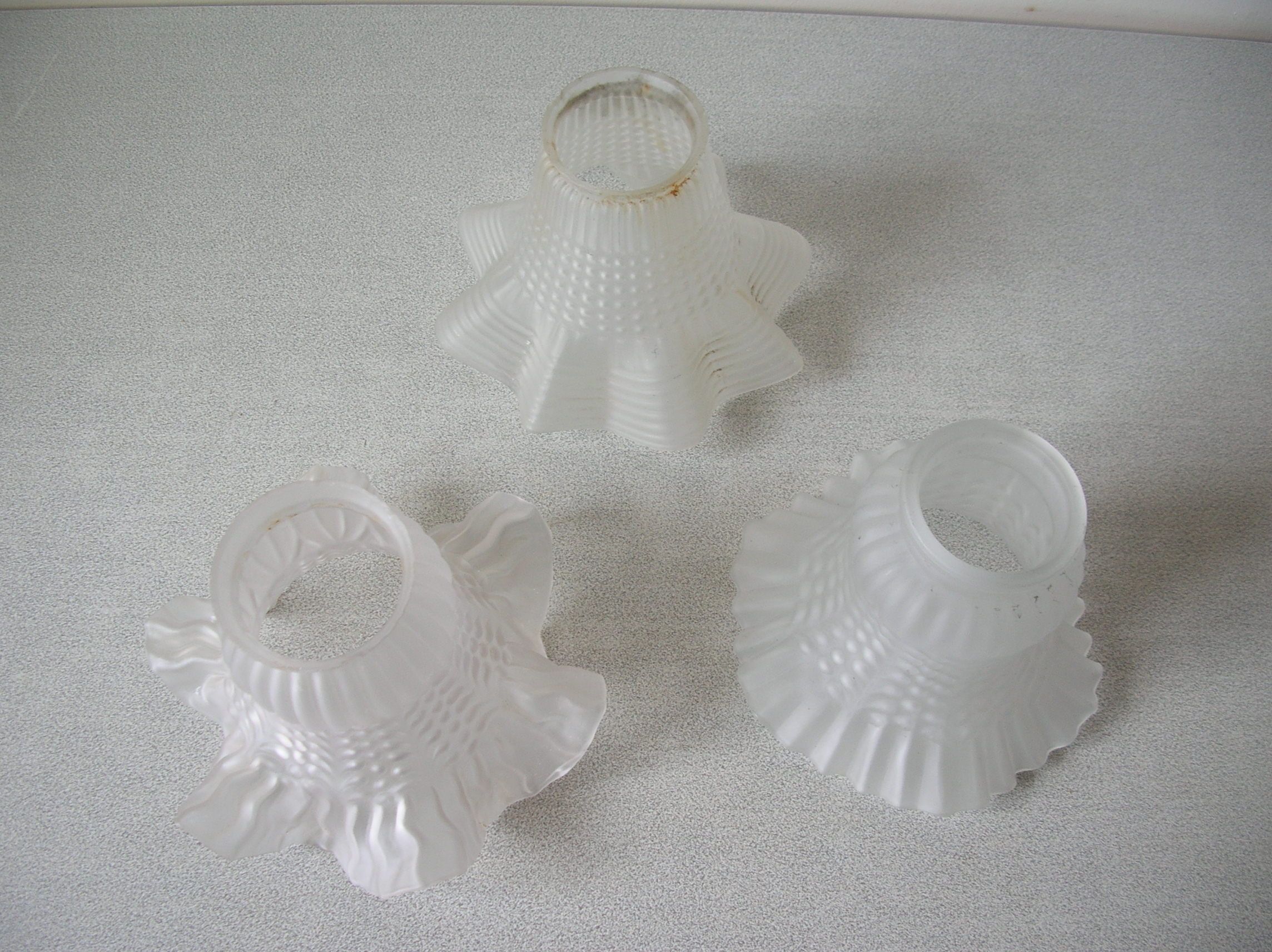 Set of 3 old tulip lamps globes
