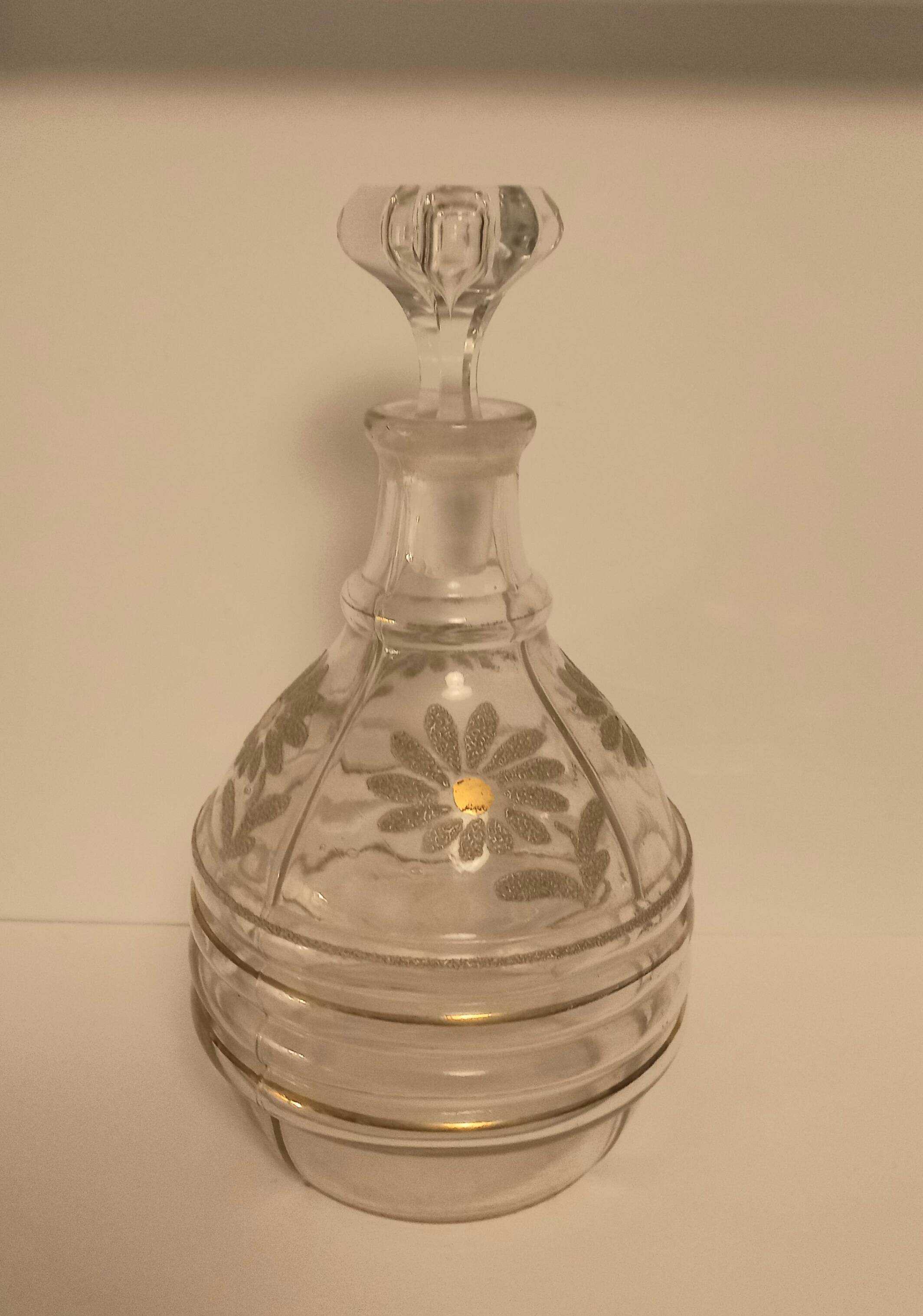 Petite carafe ronde, décor marguerites