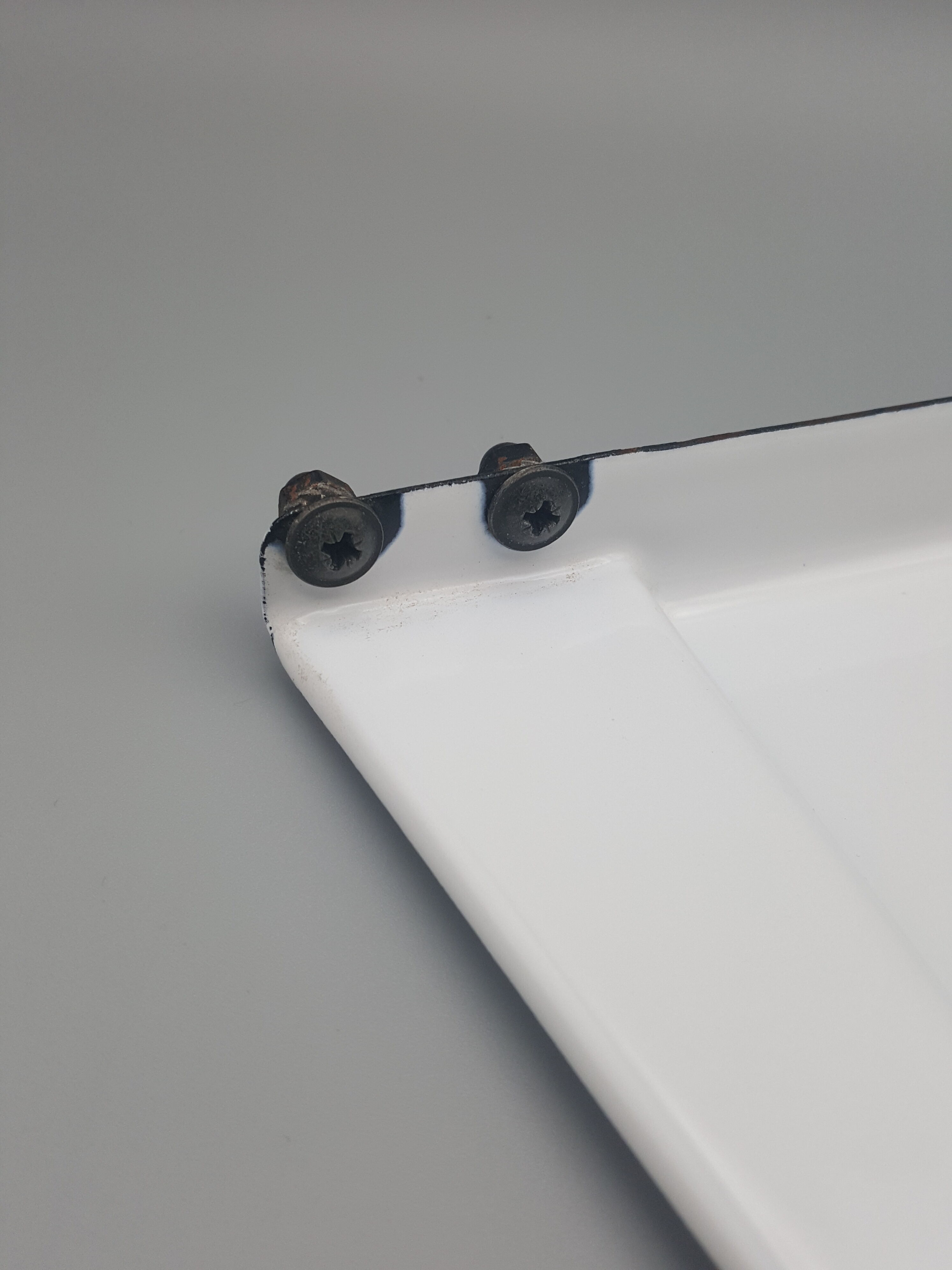 Wall shelf enamelled