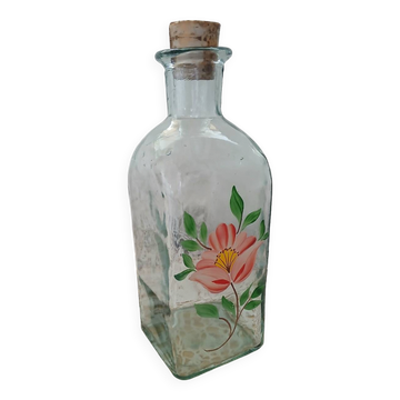 Carafe en verre avec motif floral