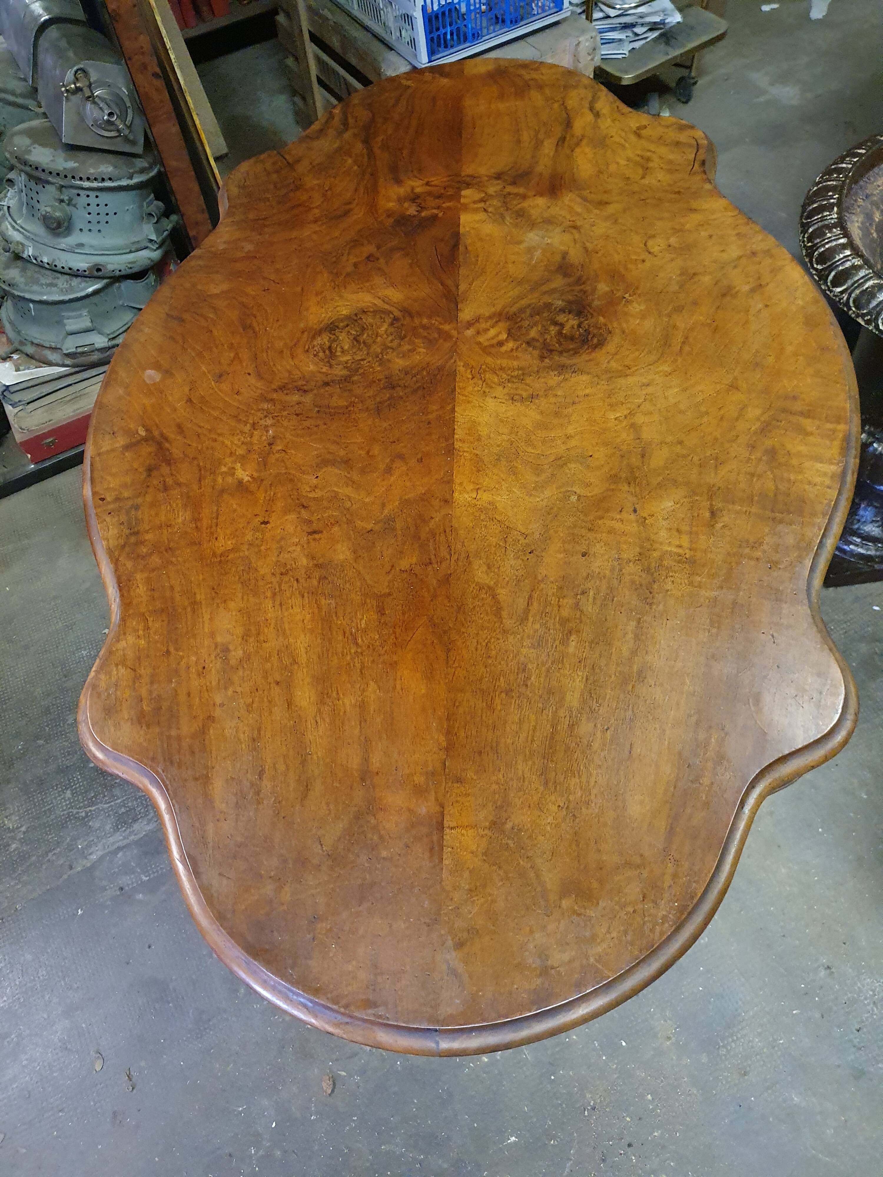Mahogany violin pedestal table, 19th century