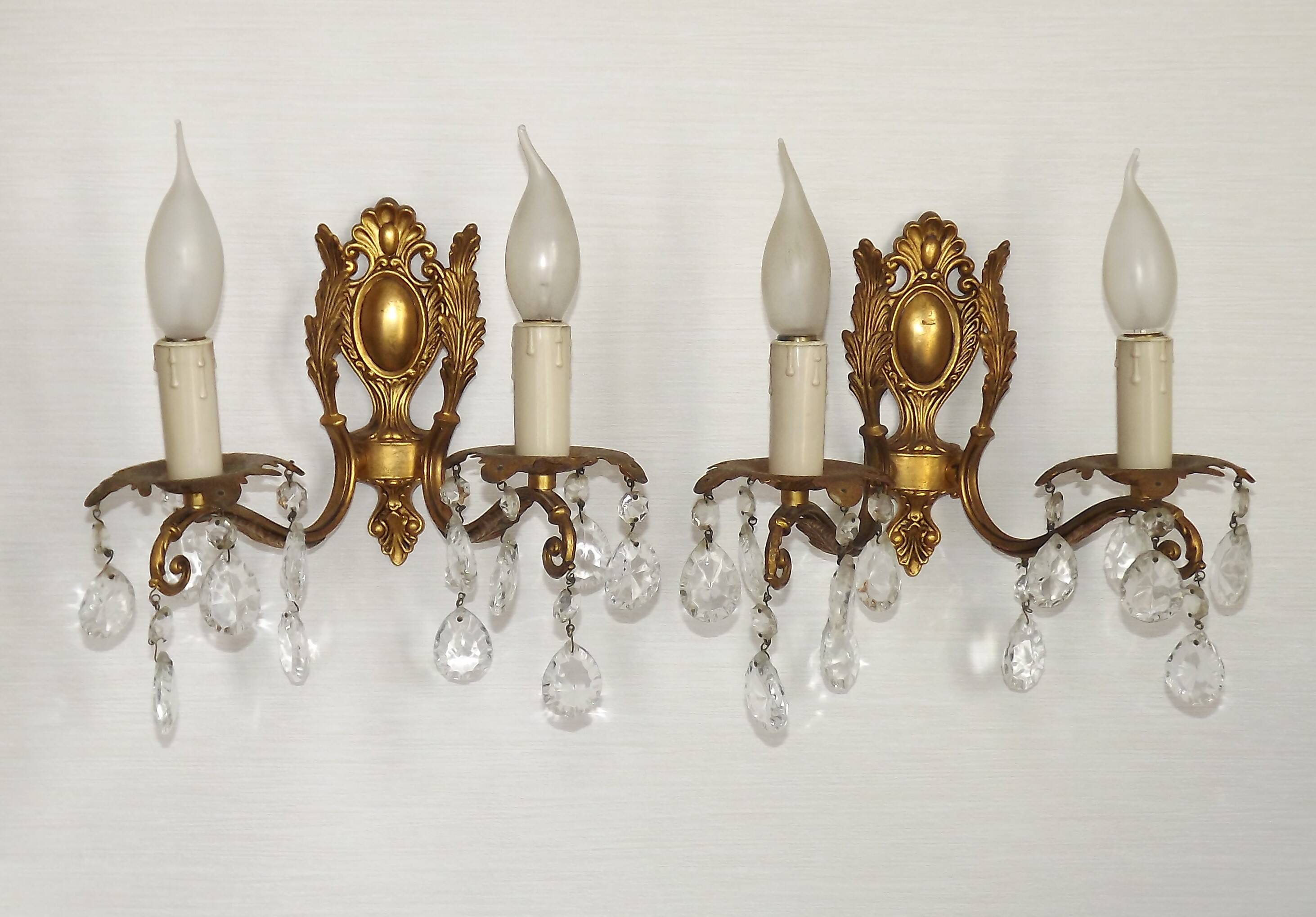 Paire de appliques murales en bronze traditionnel français avec des gouttes en cristal