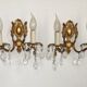 Paire de appliques murales en bronze traditionnel français avec des gouttes en cristal