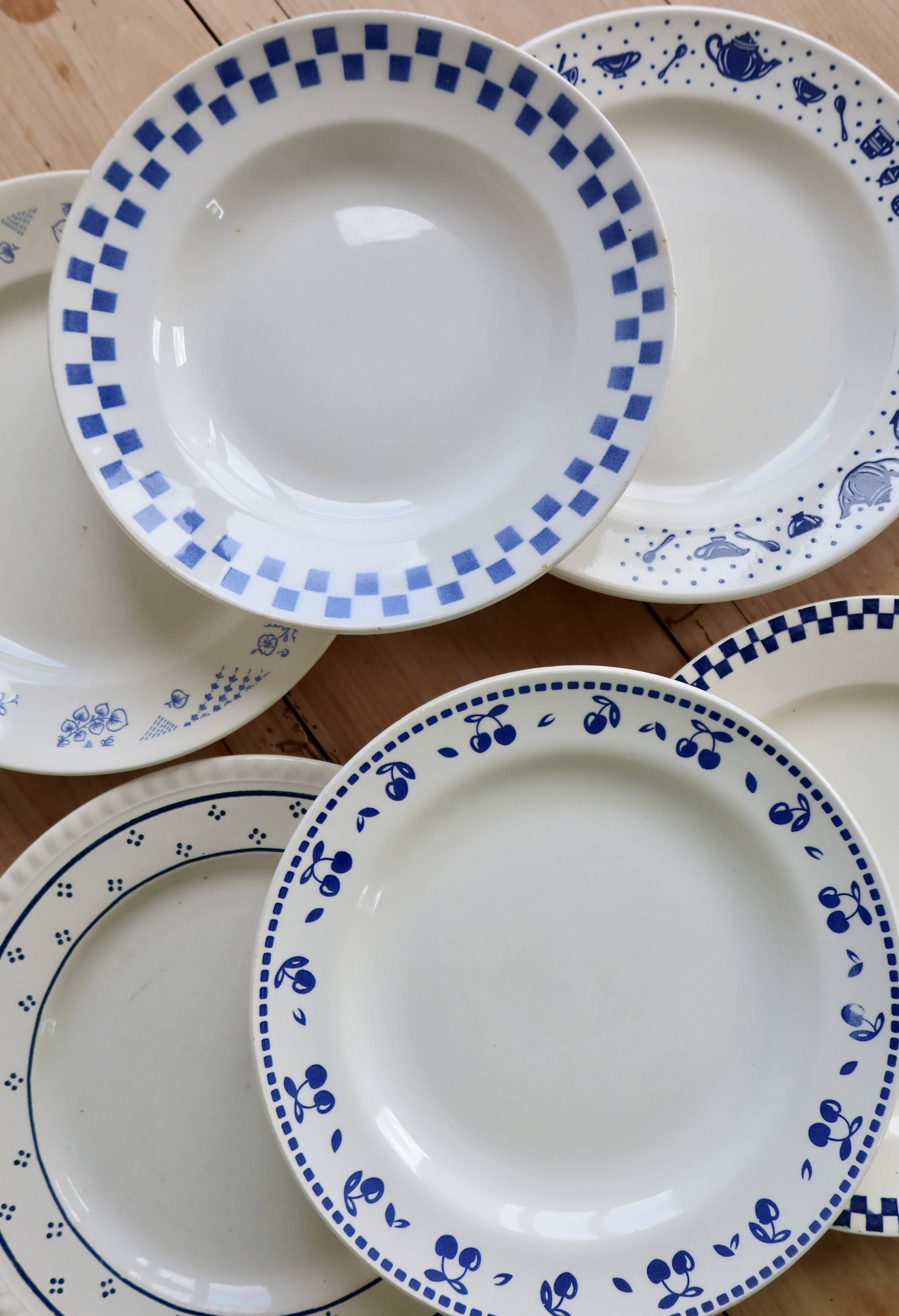 6 mismatched vintage blue and white earthenware dinner plates – Lot Marl