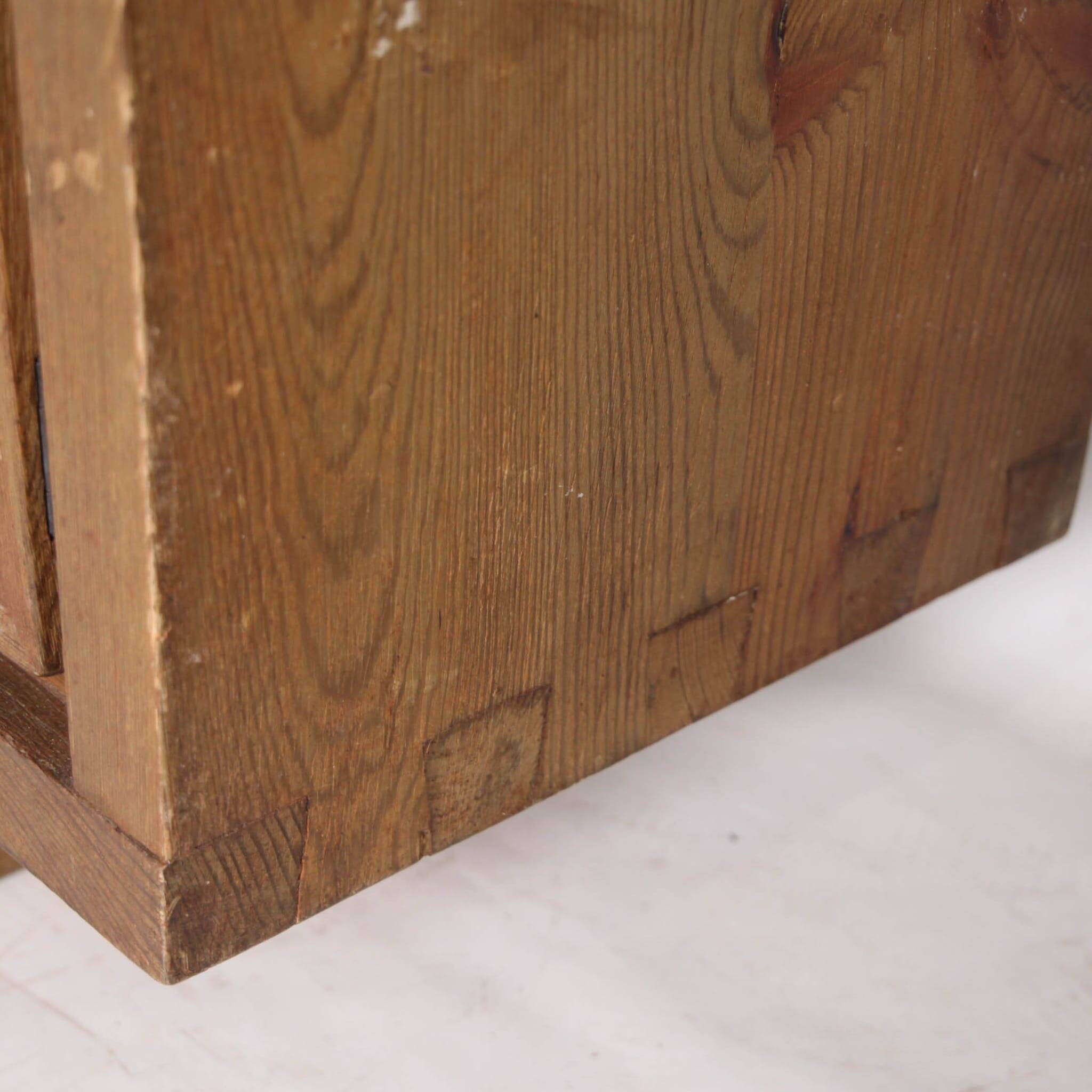 Enfilade "Biosca" in fir wood.