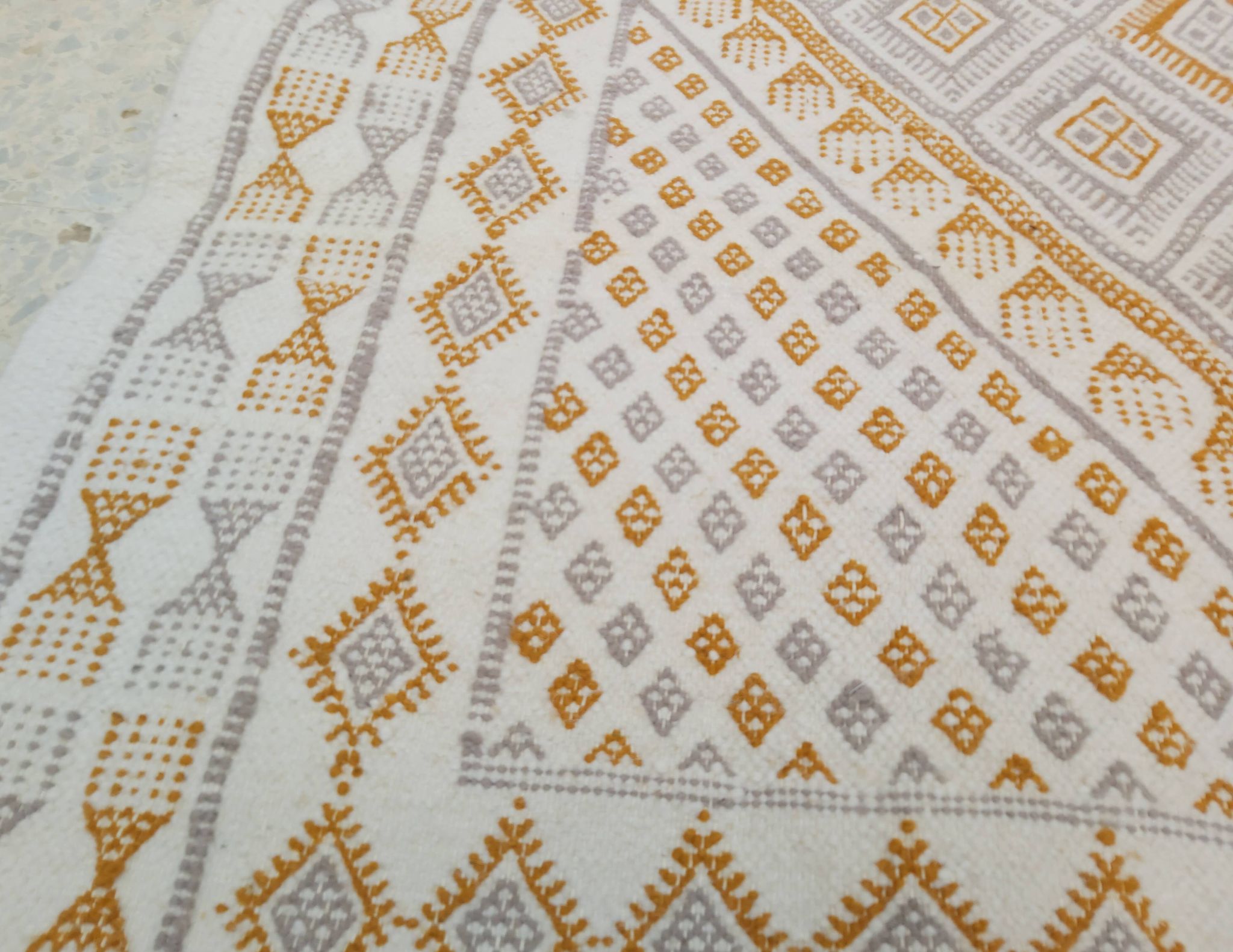 Tapis traditionnel tissé à la main en pure laine 114x200cm