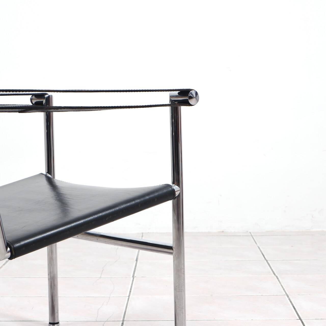 Fauteuil « lc1 » de charlotte perriand pour le corbusier, édités par cassina