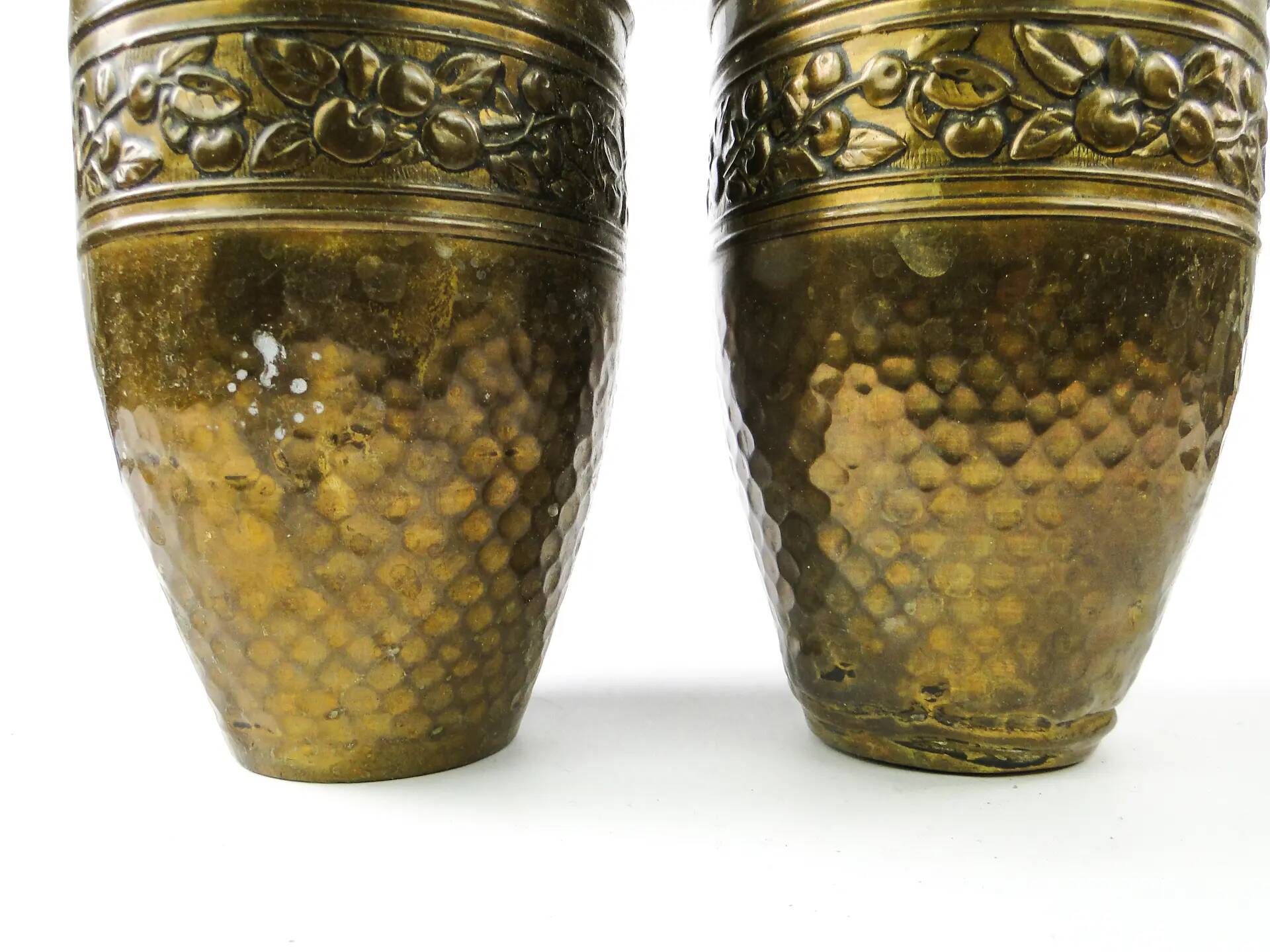Paire d'amphores Art Nouveau, laiton, France, début du XXe siècle