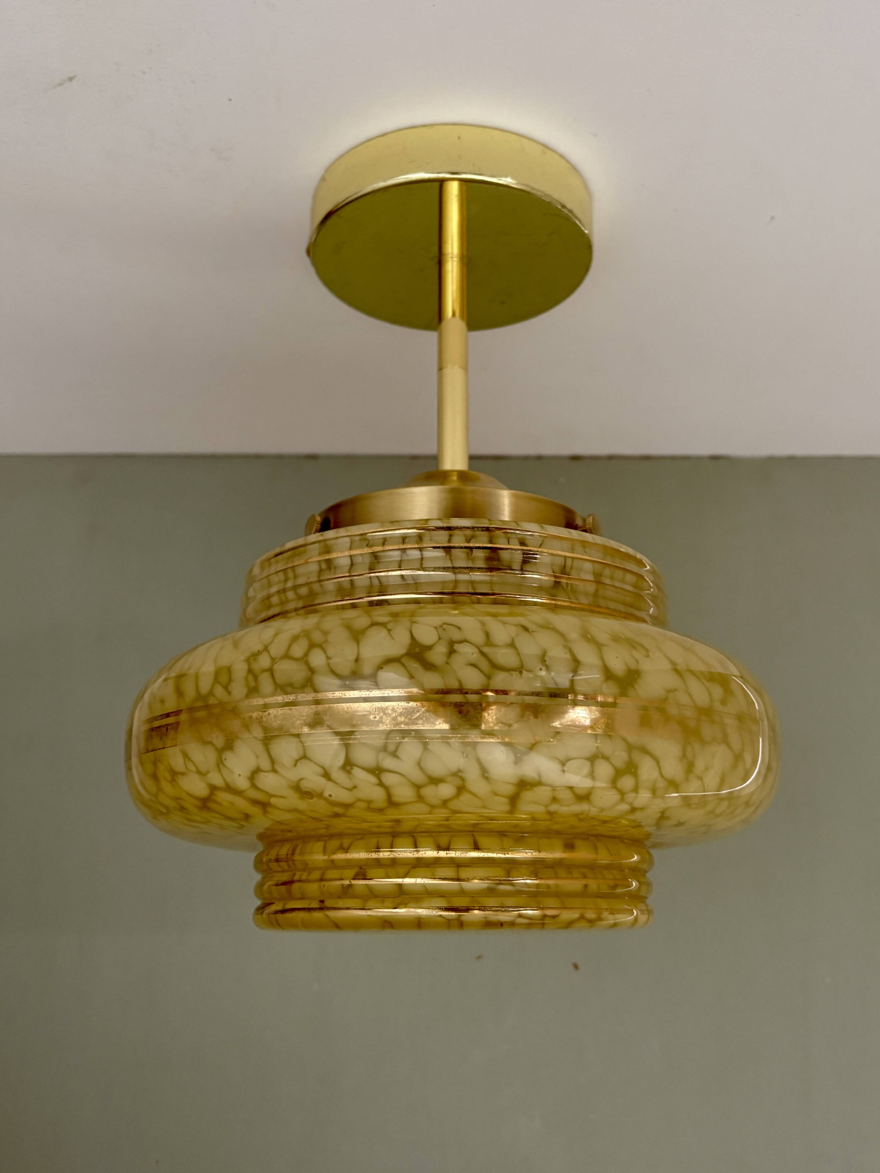 Suspension / Plafonnier globe vintage art déco en verre de Clichy jaune