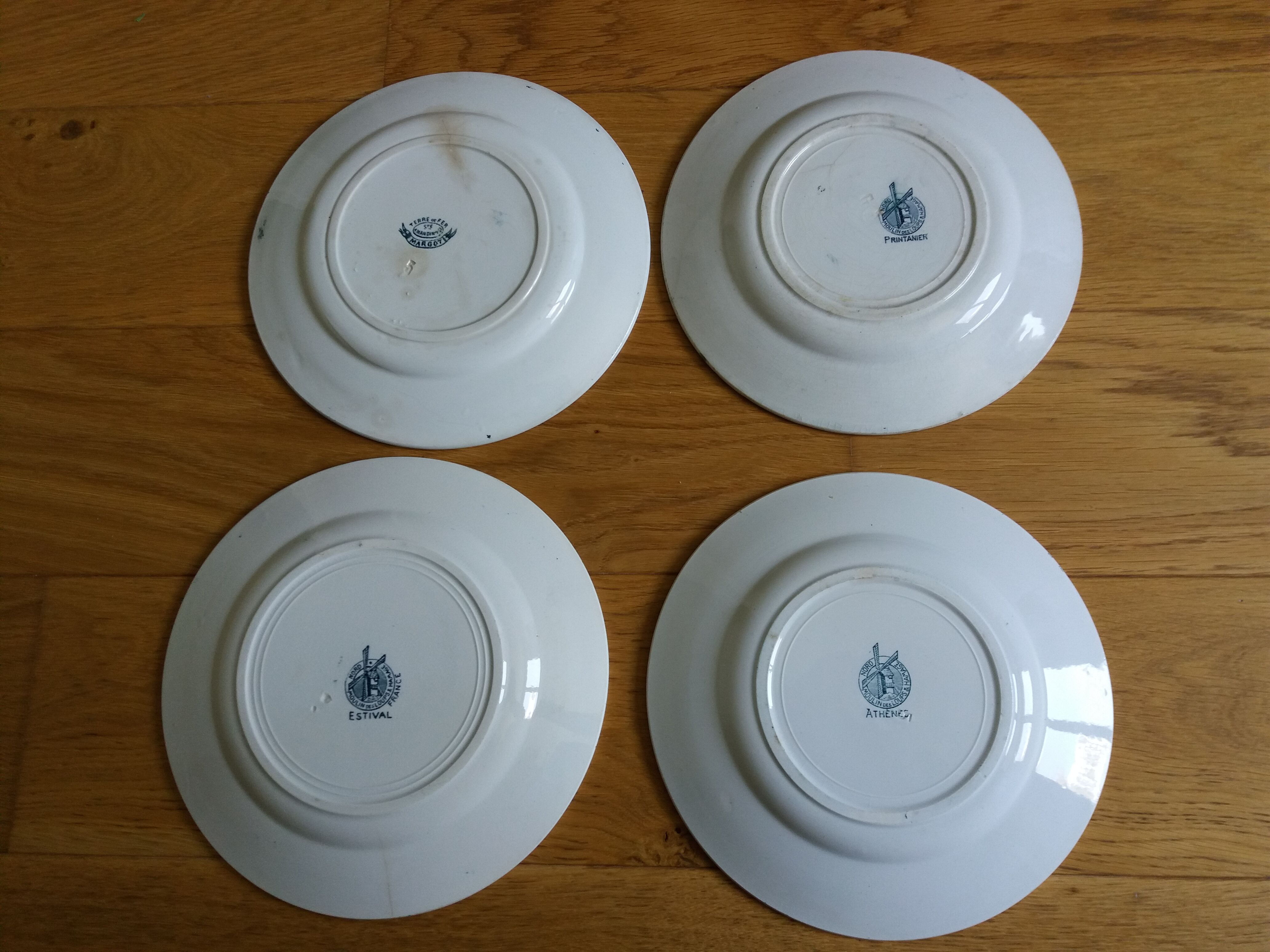Lot 4 mismatched flat plates Terre de fer