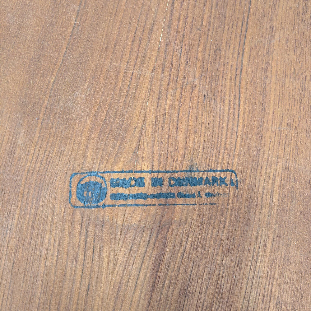 Round Scandinavian table with extensions