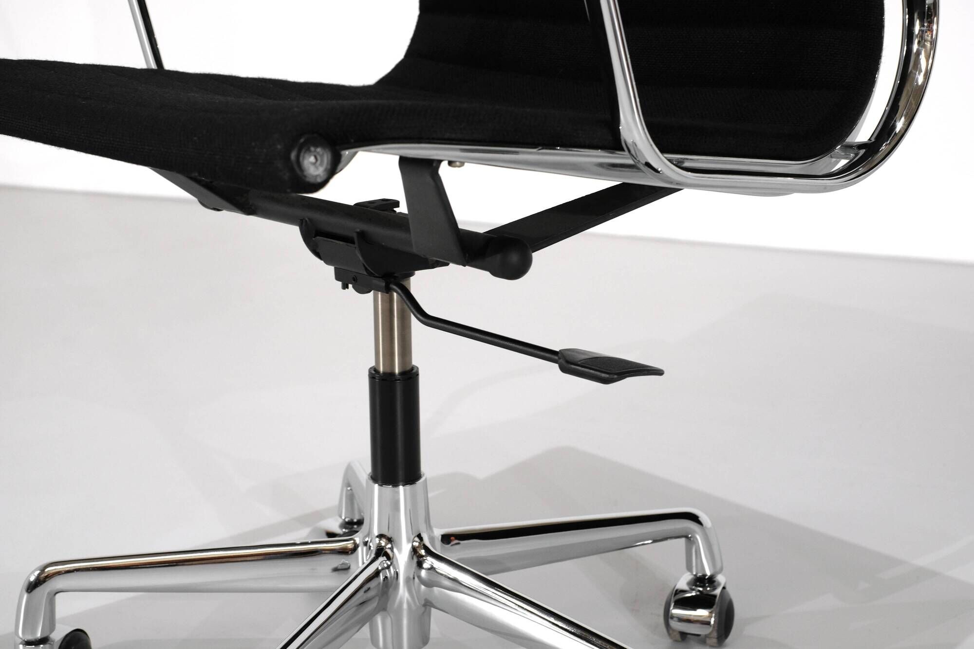 Office chair "EA 117" by Charles Ray Eames for ICF USA, 1969.