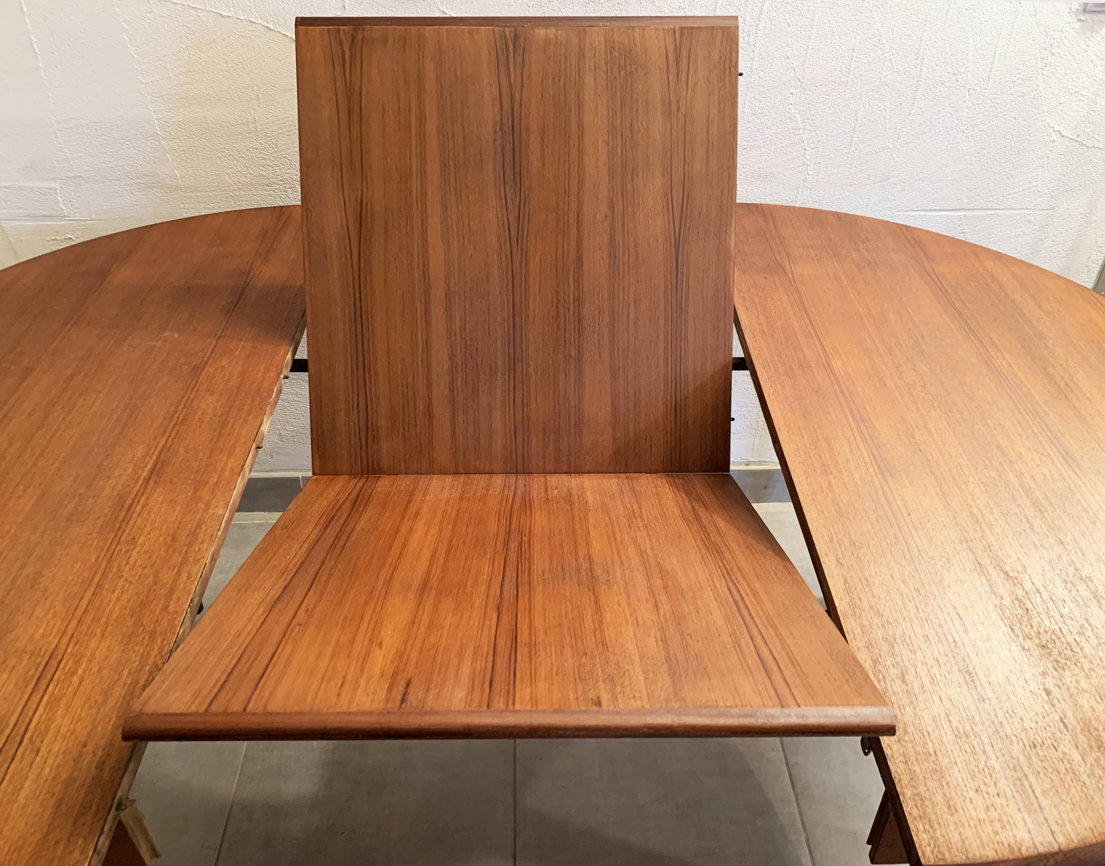 Round dining table with Scandinavian and Danish design in extendable teak from the 60s