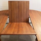 Round dining table with Scandinavian and Danish design in extendable teak from the 60s
