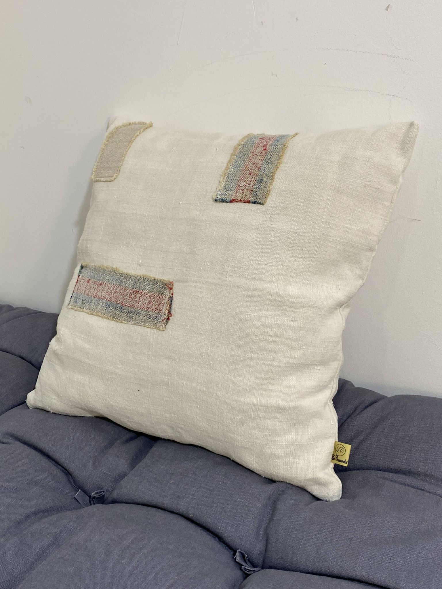 Coussin carré en toile ancienne style Kilim