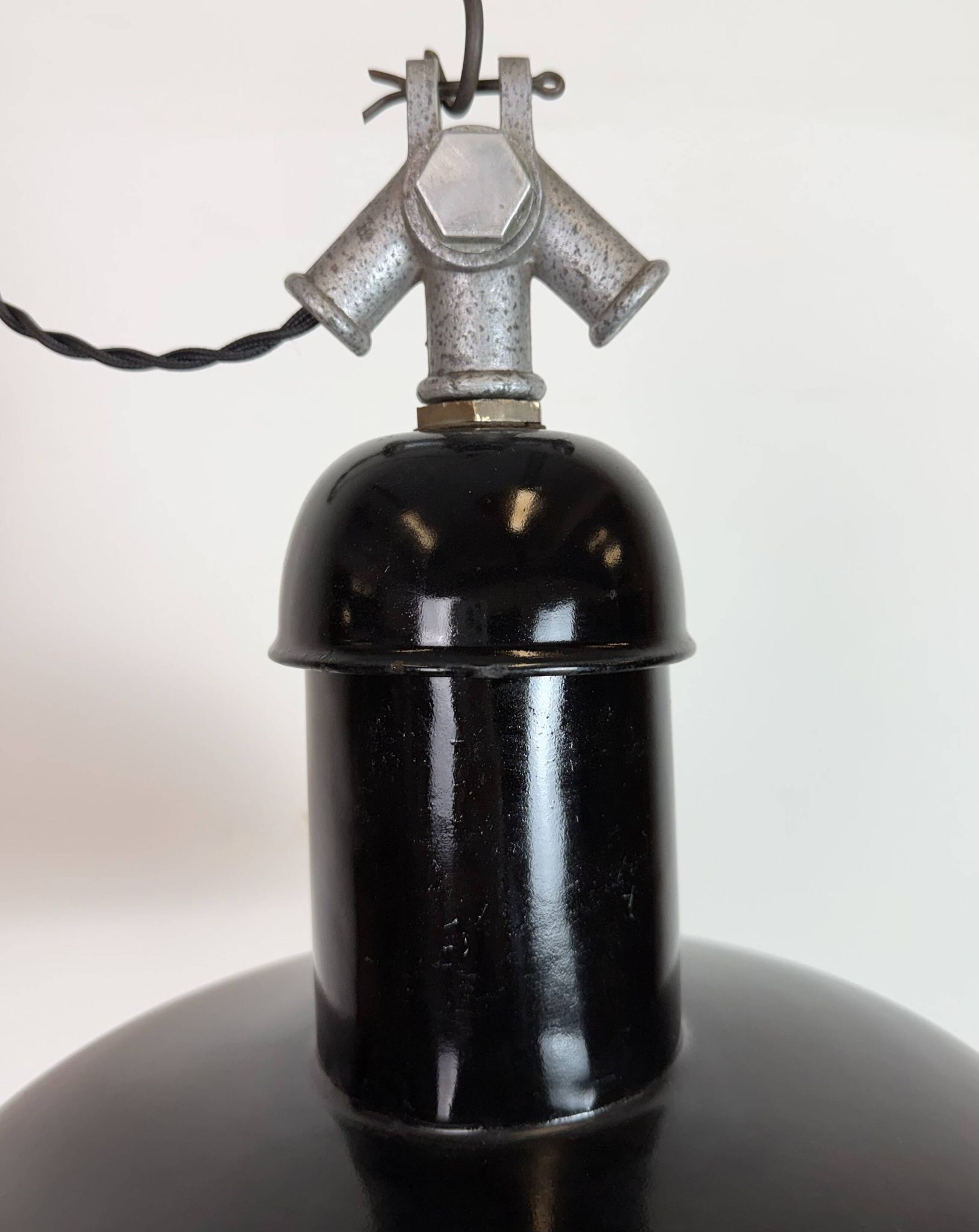Lampe suspendue industrielle en émail noir de AEG, années 1930