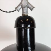 Lampe suspendue industrielle en émail noir de AEG, années 1930
