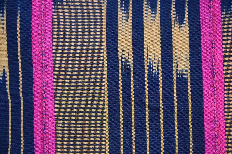 Housse de coussin en tissu baoulé rose