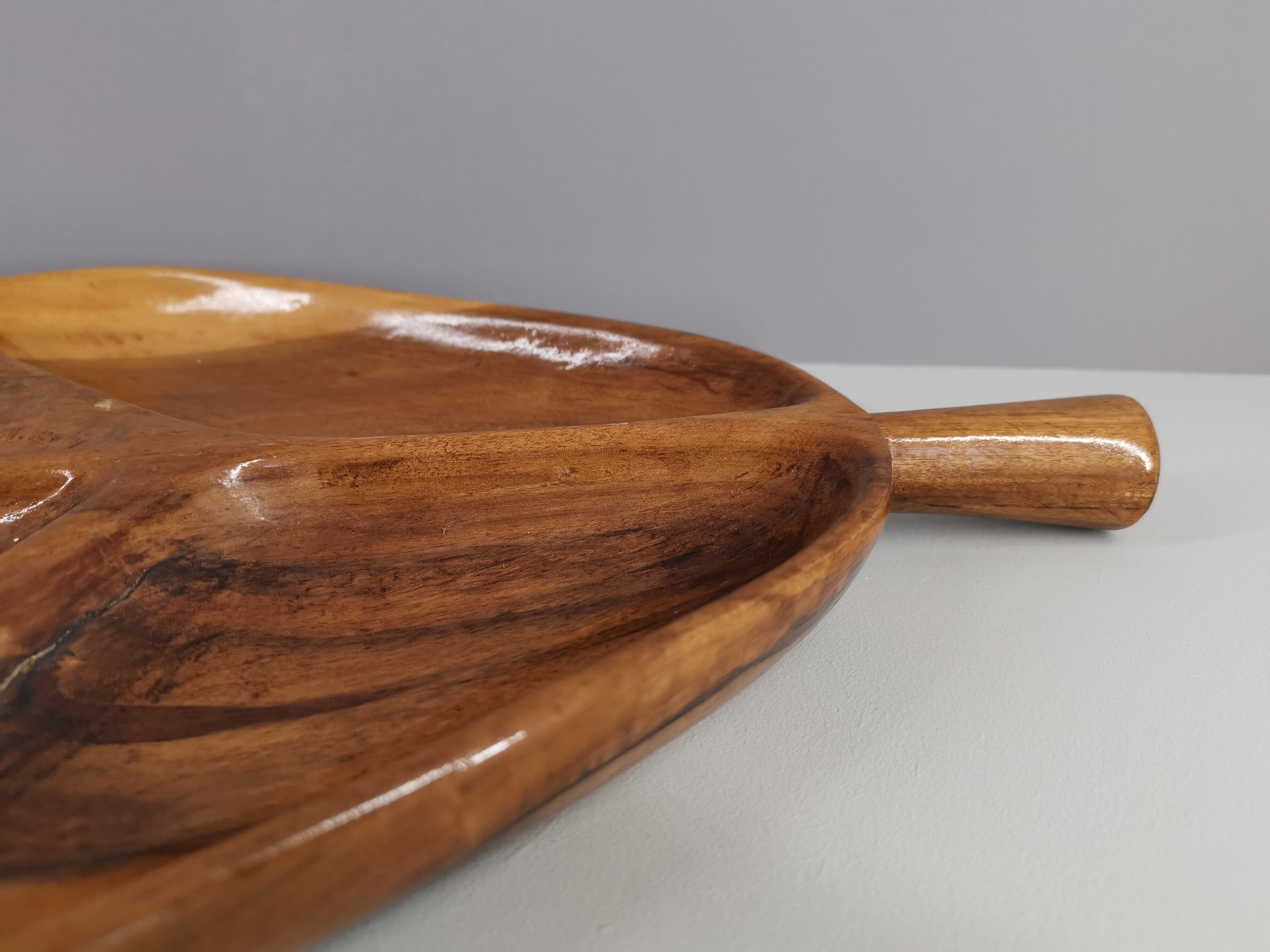 Serving tray or aperitif in carved wood varnish 70