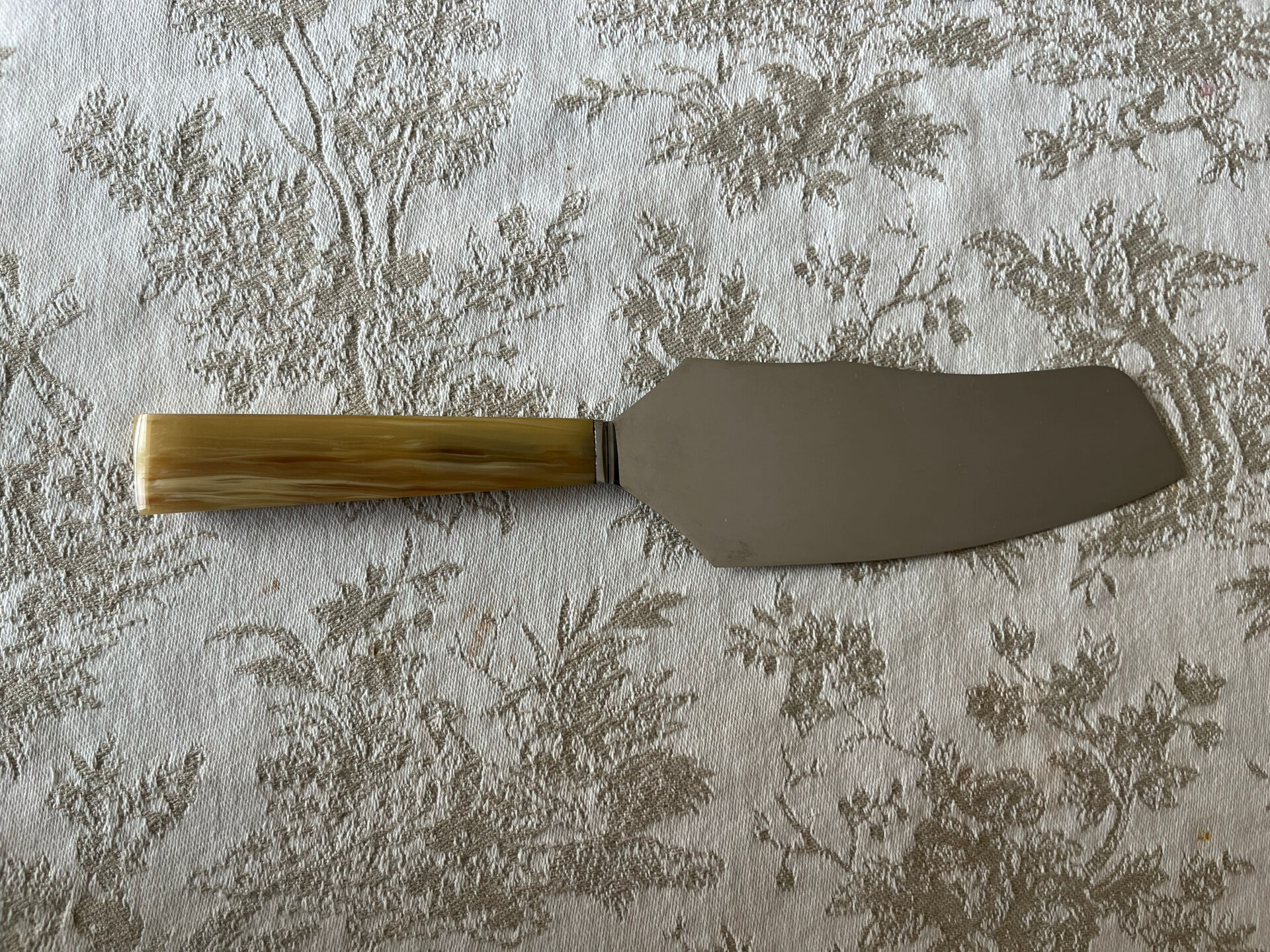 Cake or pie knife/server