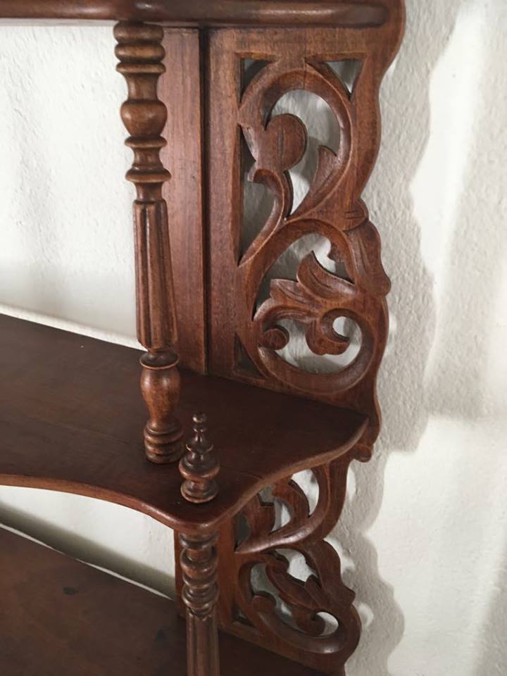 Shelf wood at four levels to volutes