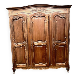 Armoire de rangement de style Régence en noyer massif XX siècle