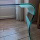 Table basse design en verre trempé et courbé avec porte-revues