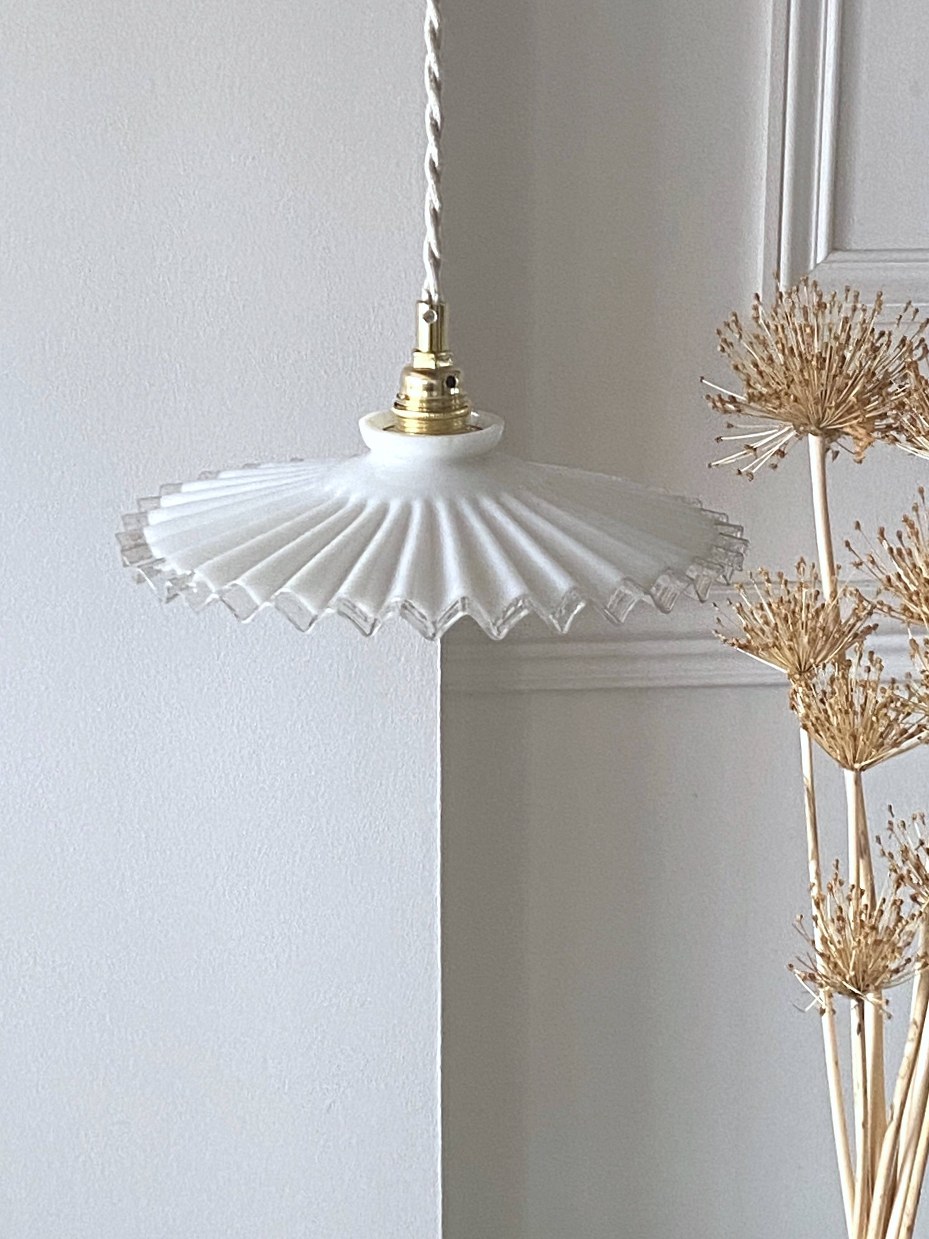 Suspension en opaline plissée