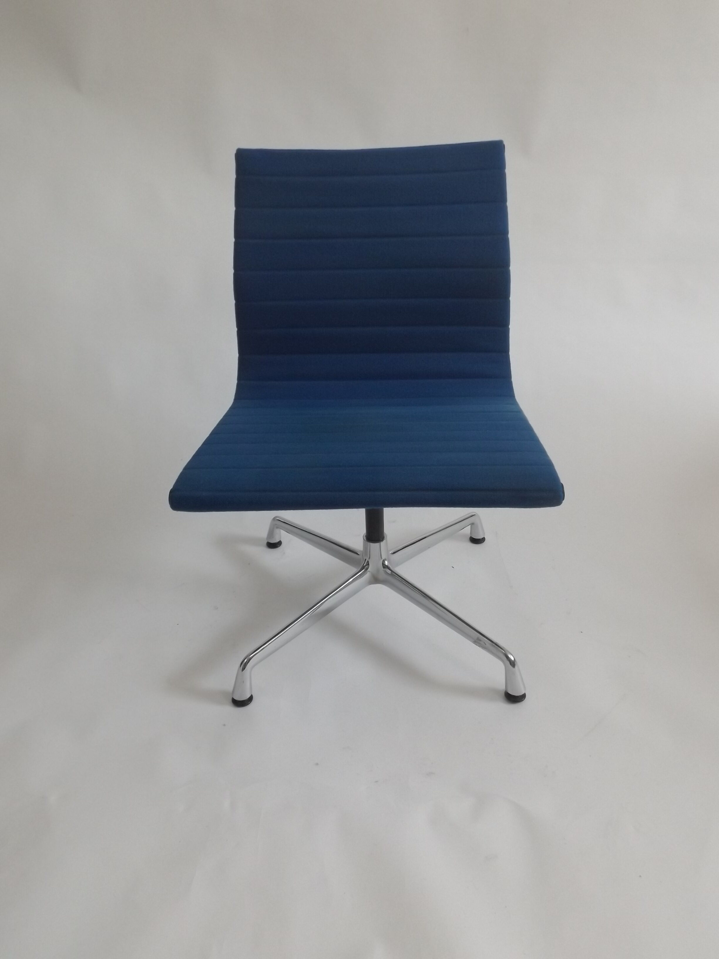 Eames EA 105 side chair
