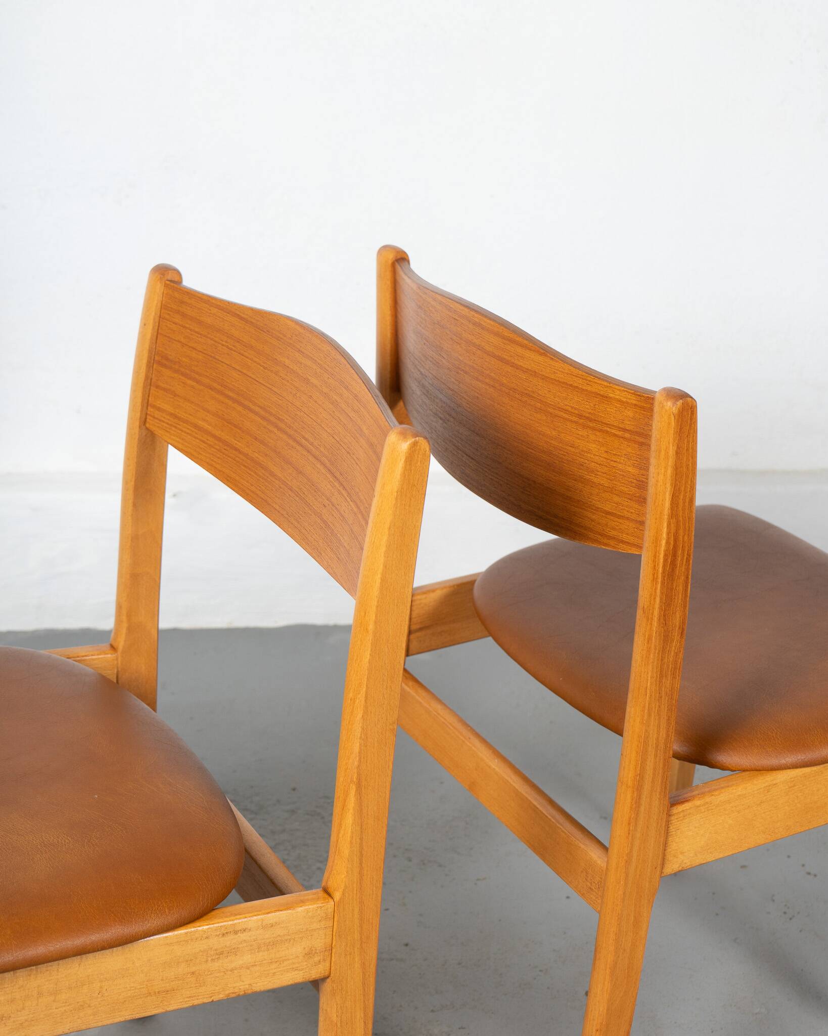 Set of 6 Danish dining chairs made of beech and brown leatherette.