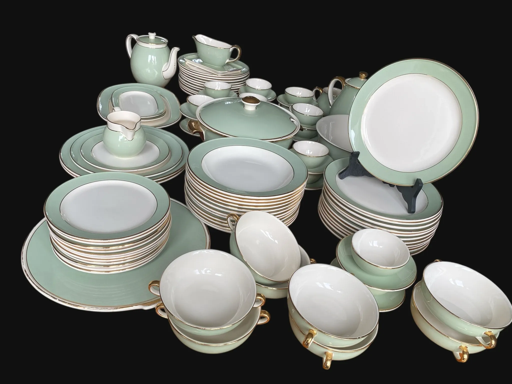 Villeroy & Boch table service in celadon green and ivory - 102 pieces