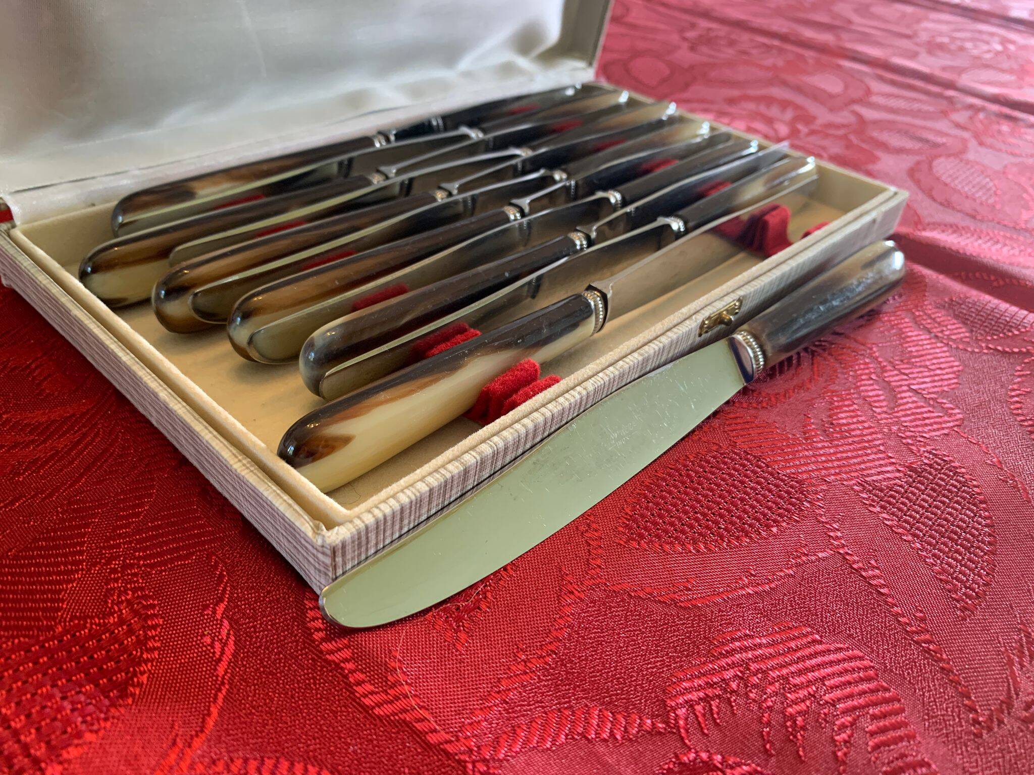 Coffret de 12 couteaux monneret – manches en corne véritable