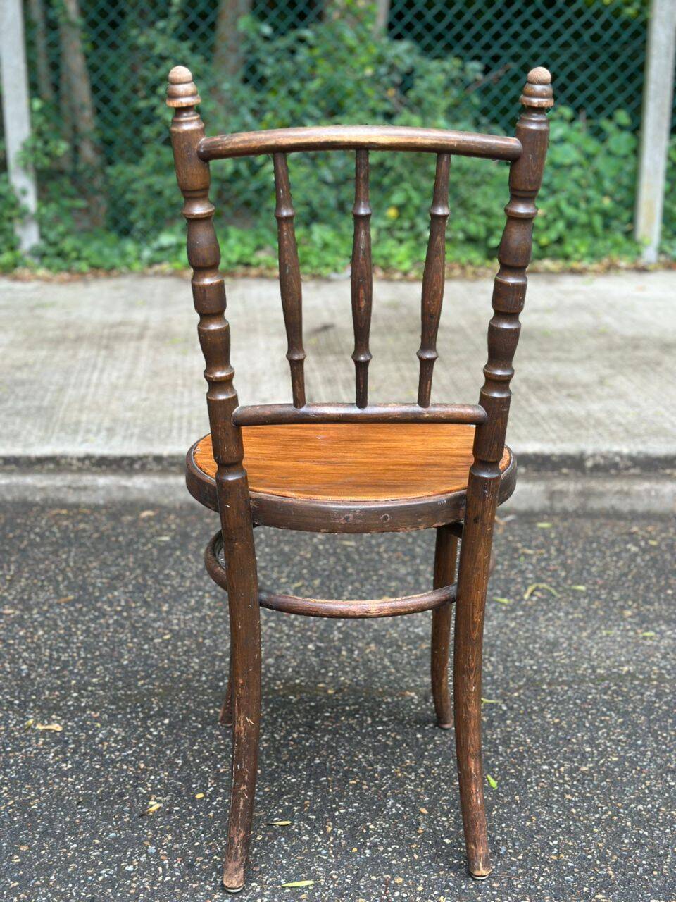 Vintage 19th-century bistro chair in curved solid wood, Thonet style.