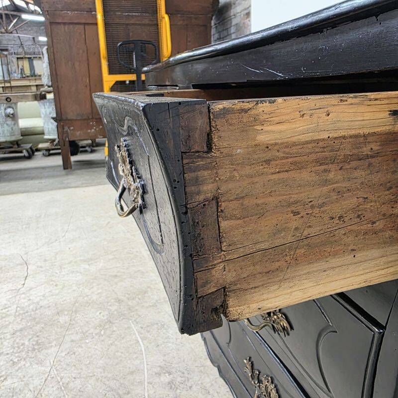 Beautiful curved tomb commode from the Louis XV period, black lacquered.