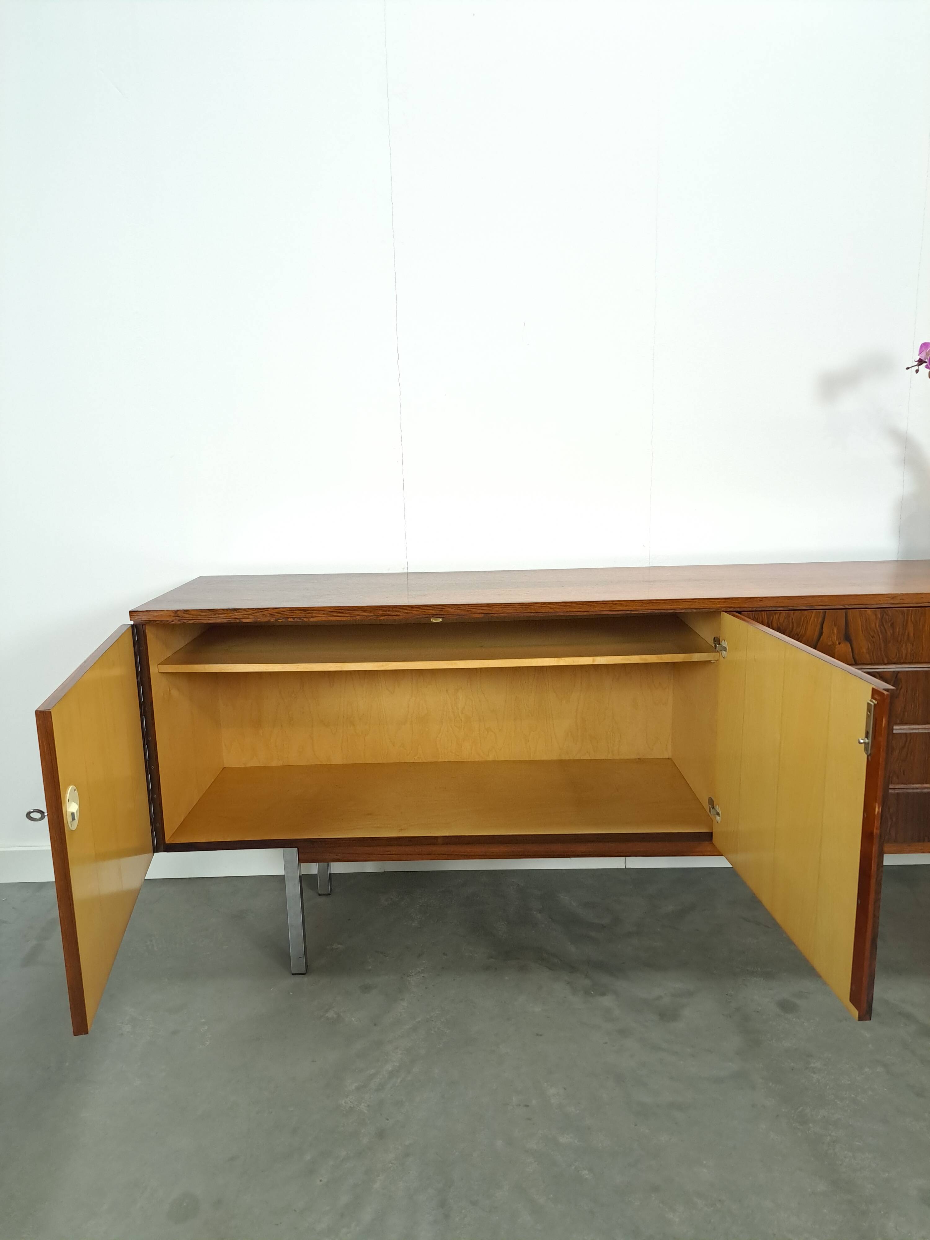 Dressoir rio palissandre plus fin avec chromen poten en lades