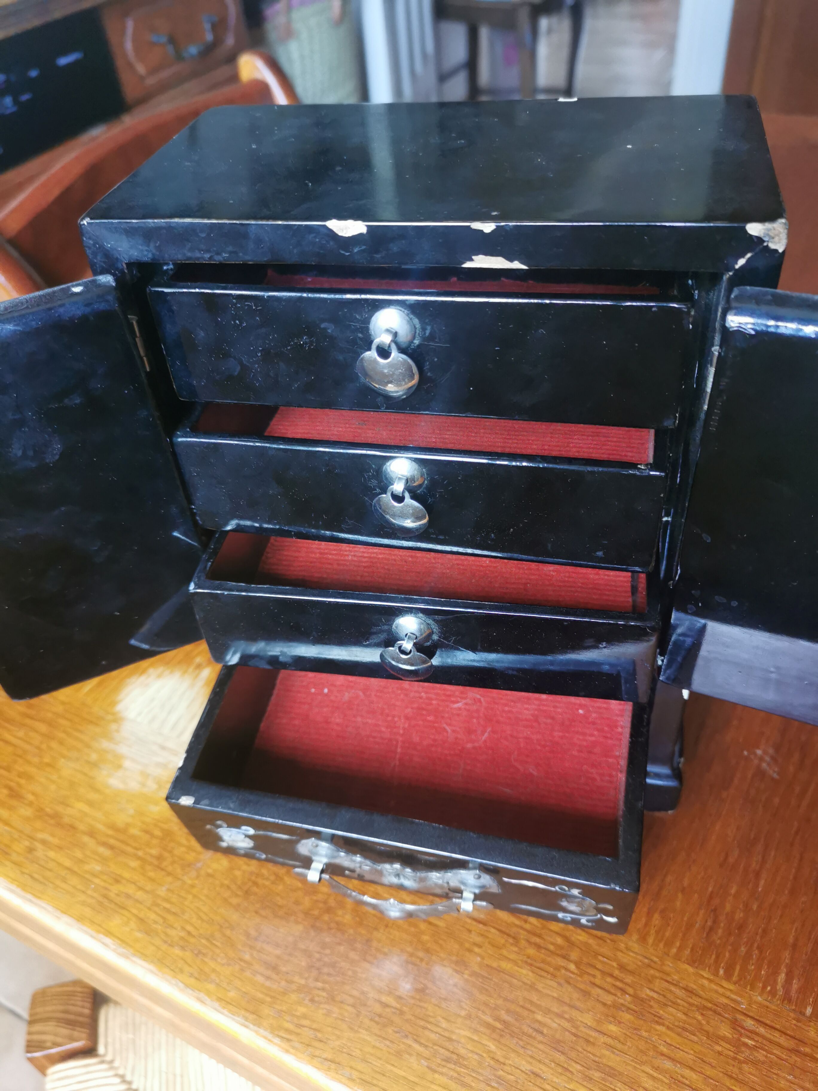 Lacquered black mother-of-pearl jewelry box