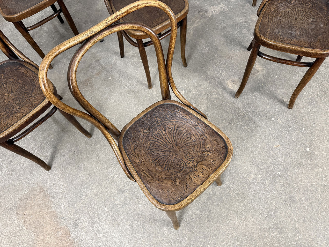 Suite de 12 chaises de bistrot à gaufrage végétal 1920