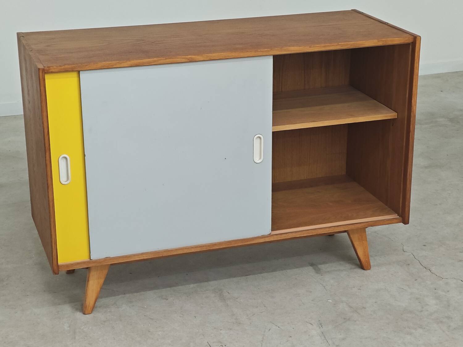 Buffet U-452 jaune et gris par Jiri Jiroutek pour Interier Praha 1960
