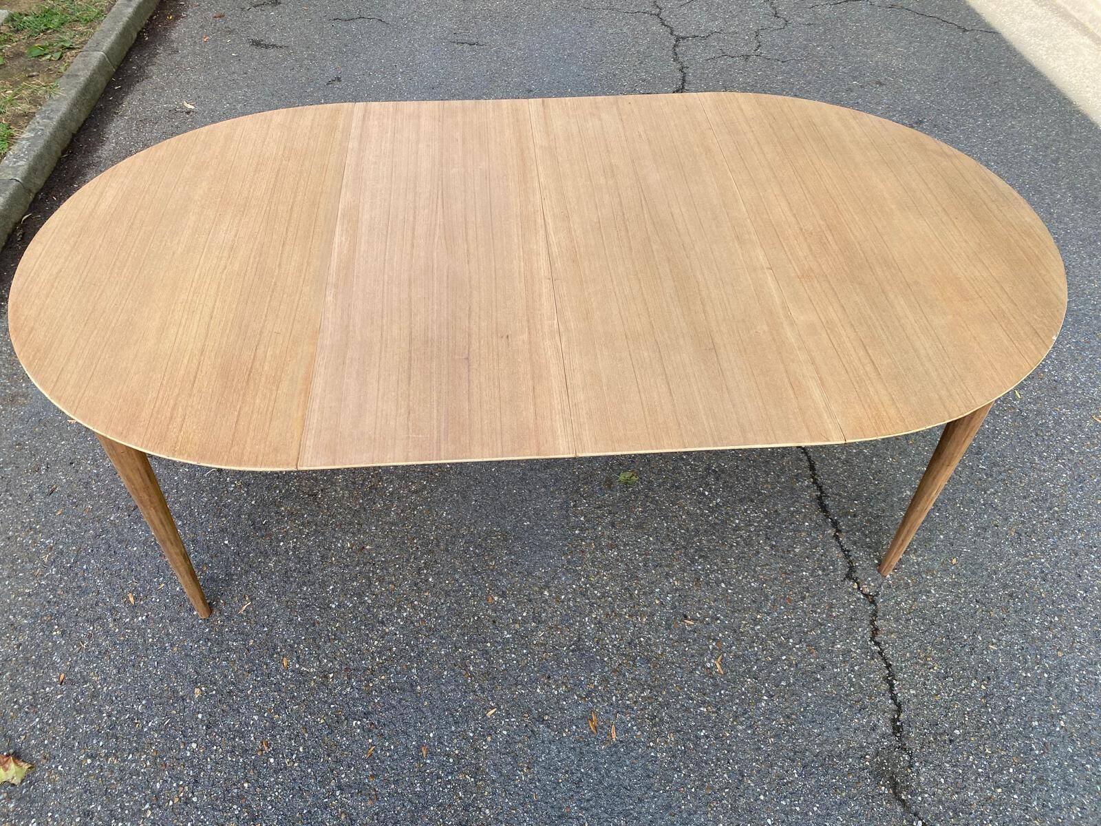 Table à manger scandinave ronde extensible décapée en teck brut 1950